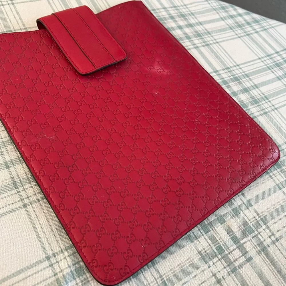 BEAUTIFUL RED GUCCI DOCUMENT OR LAPTOP CASE.MINOR DAMAGE 9" wide and 10" long - Picture 3 of 5